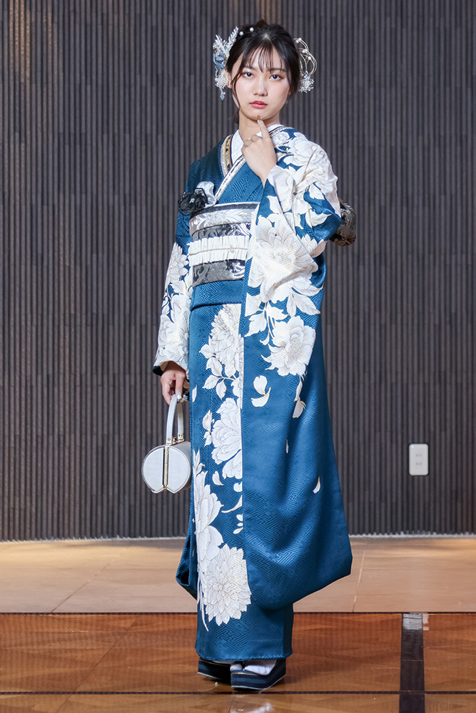 青の振袖に白い花柄とシルバーの帯を合わせたコーデ
