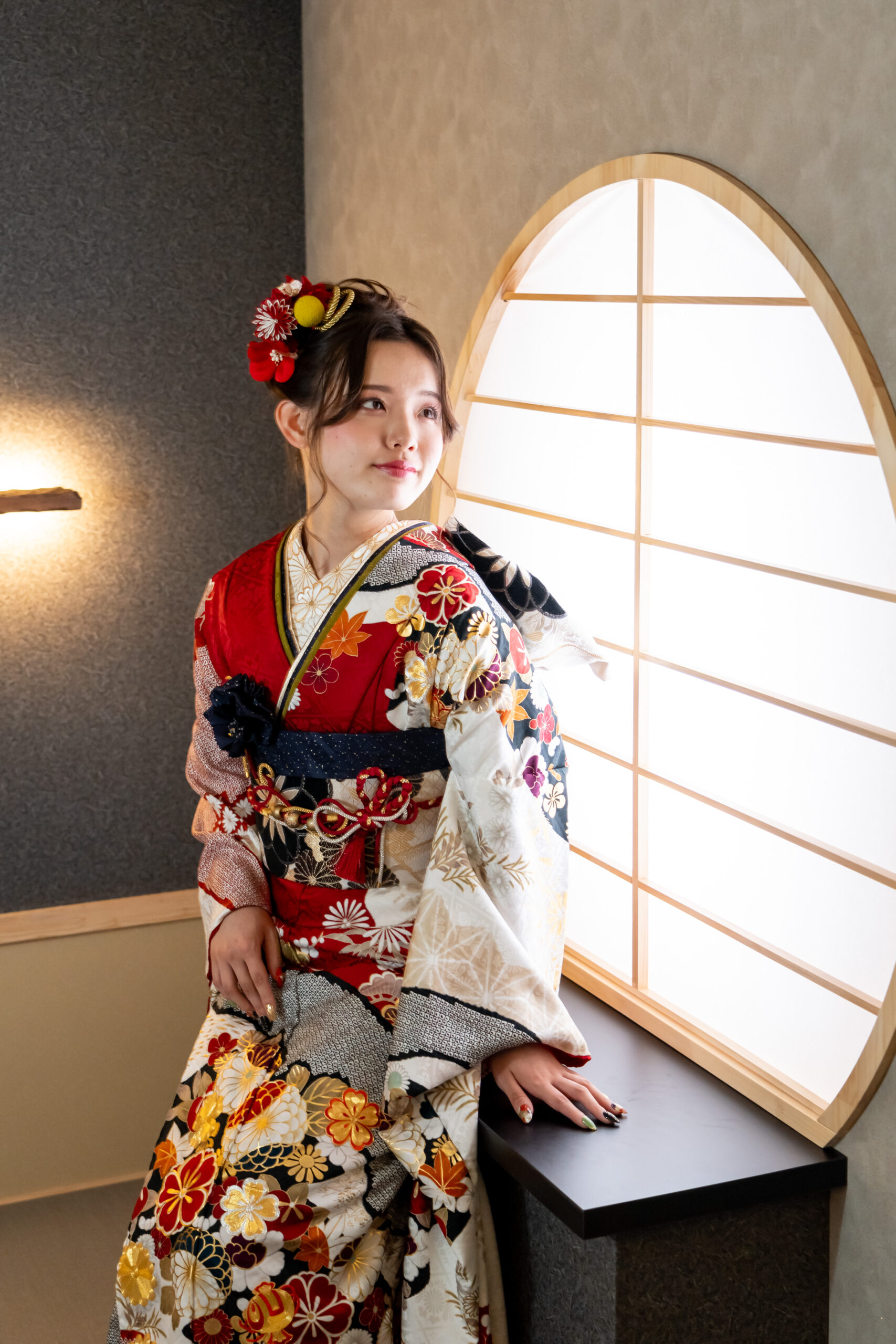 王道の赤の古典振袖を着た女性が座っている