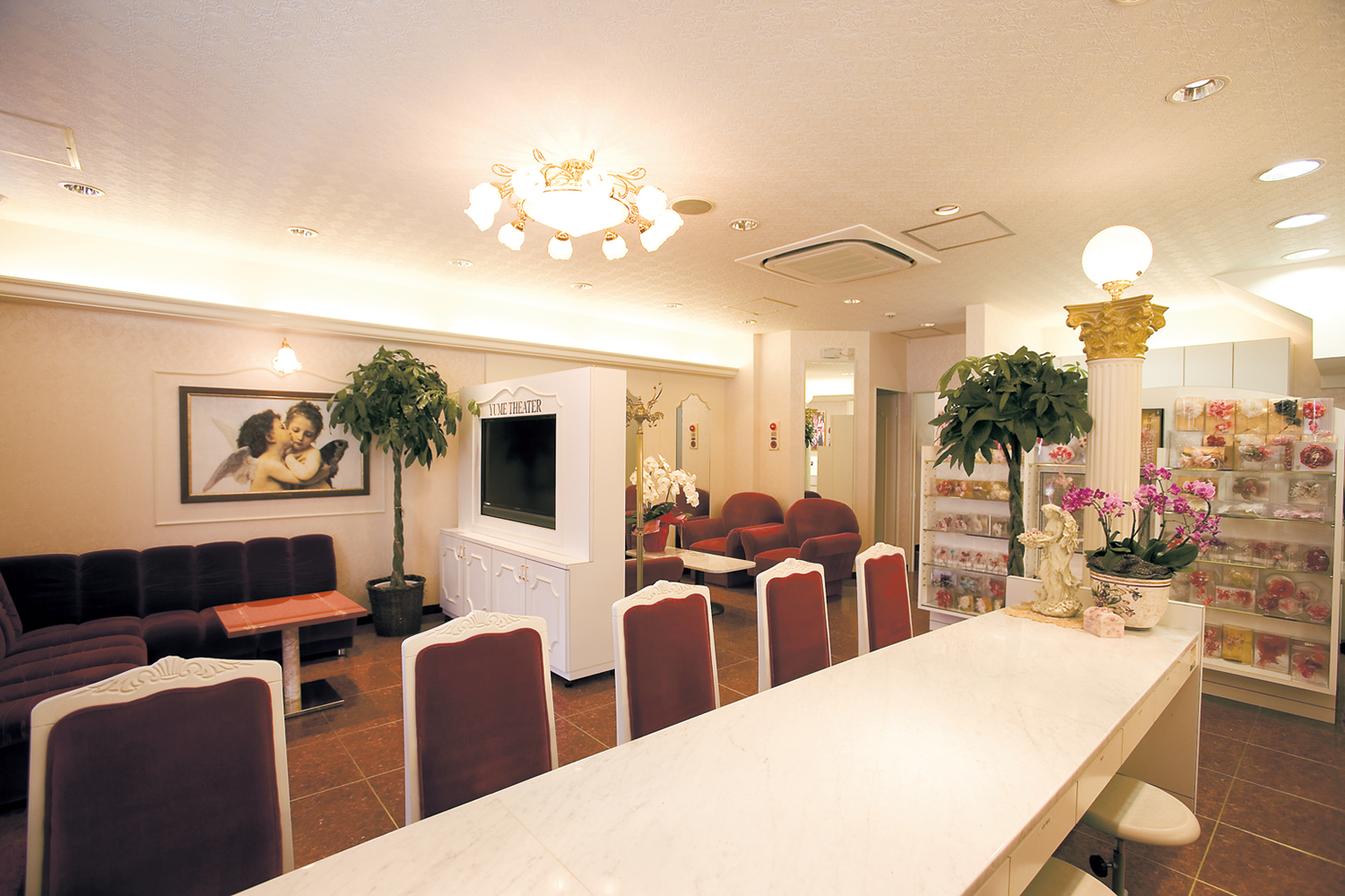 ママ振のサイズ相談を受ける店内カウンター