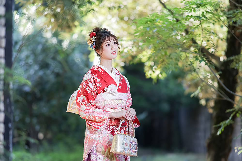 茜色×白レース小物の愛されガーリーな振袖を着た女性