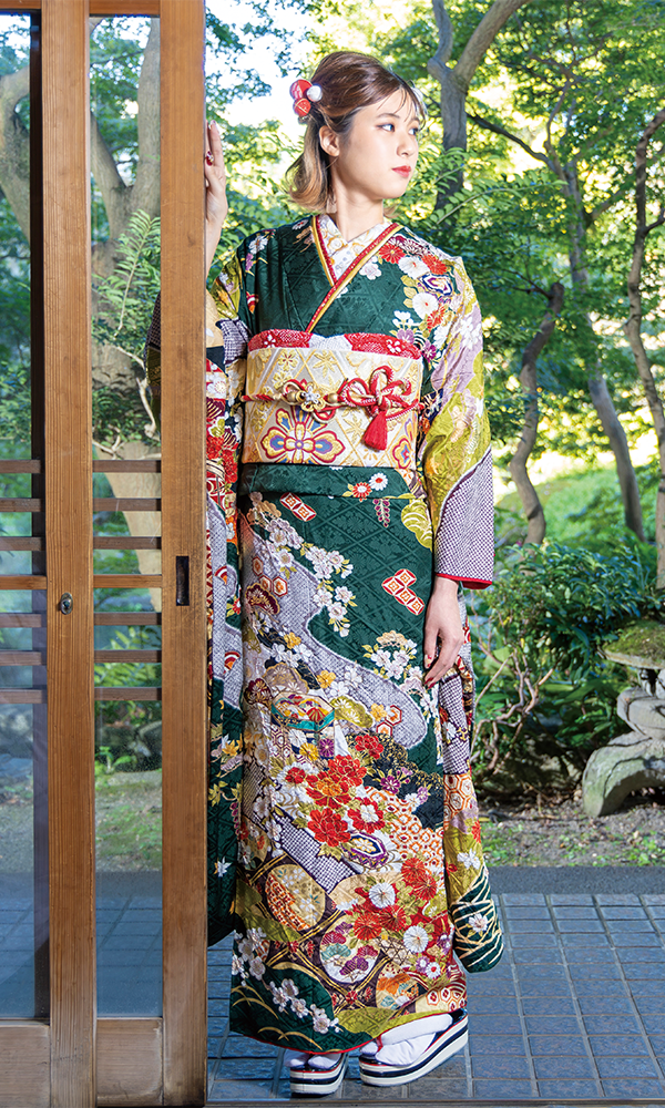 深緑の振袖に金茶の帯を合わせた大人っぽいコーデ