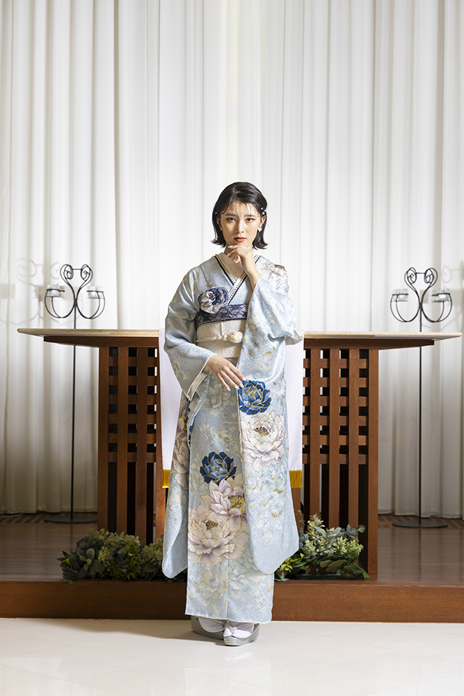 ライトブルーの振袖に白い花柄と帯を合わせたコーデ