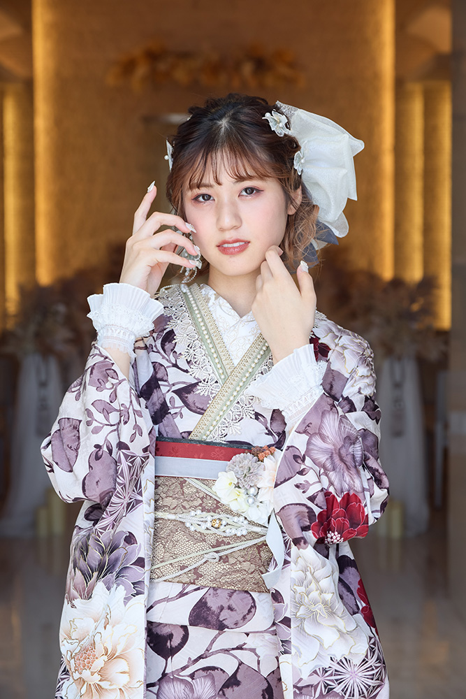白い花の髪飾りを合わせた、紫振袖の上品なヘアスタイル