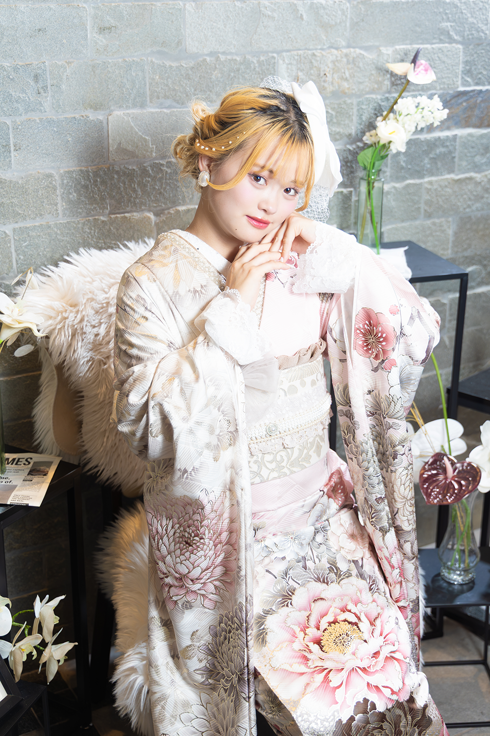 くすみピンクの古典柄振袖に白いファーとシルバーの帯を合わせたコーデ
