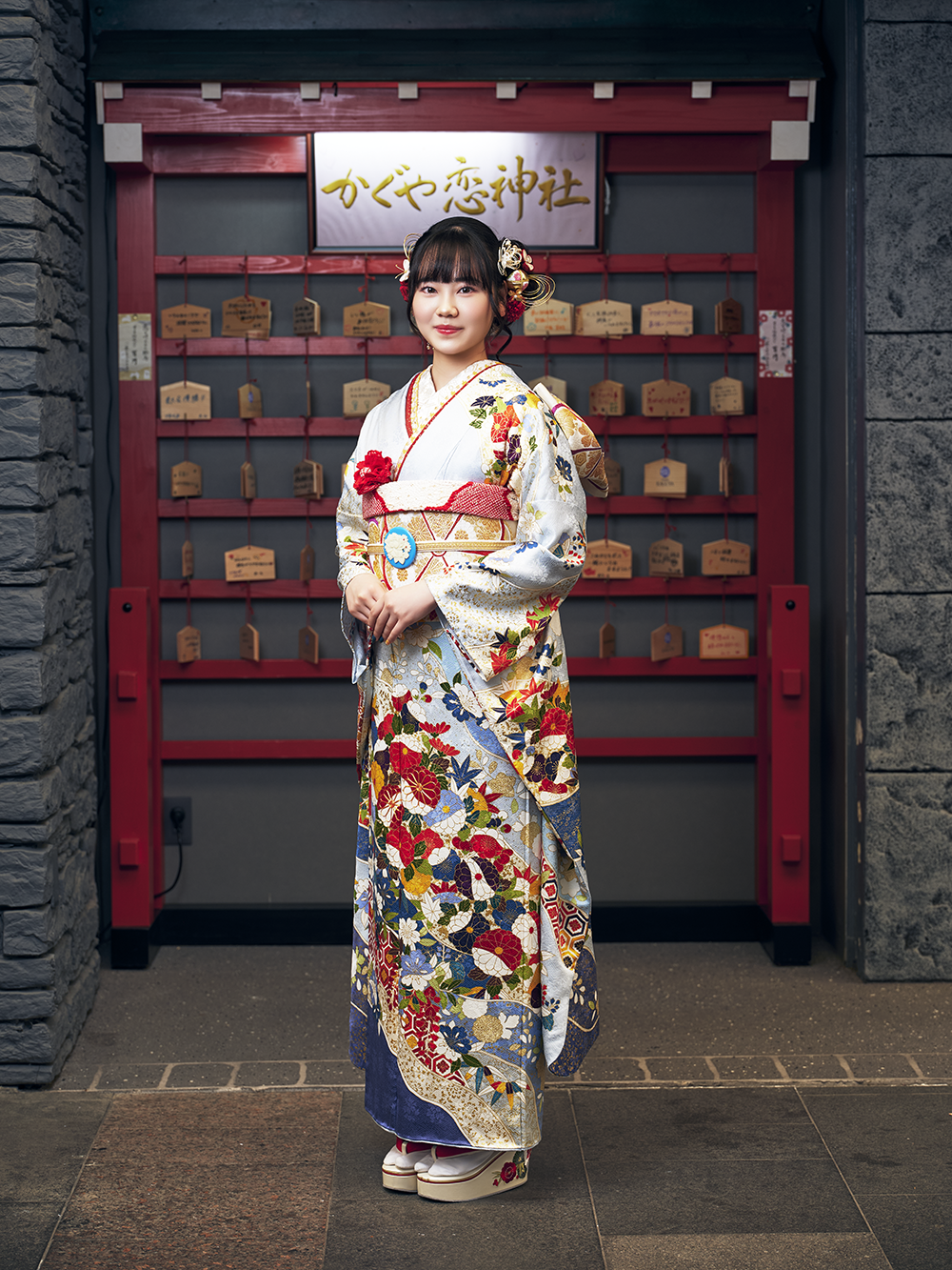 古典柄の振袖を神社で撮影した成人式コーデ