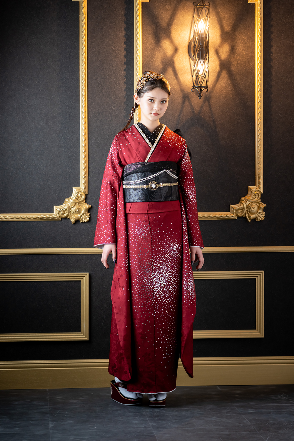 赤の振袖に黒の帯を合わせたコーデ