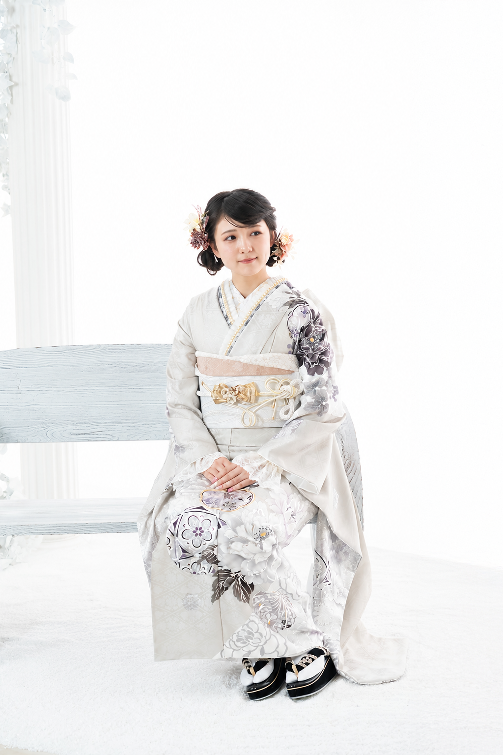アイボリーの振袖に白い花柄とゴールドの帯を合わせた大人かわいいコーデ