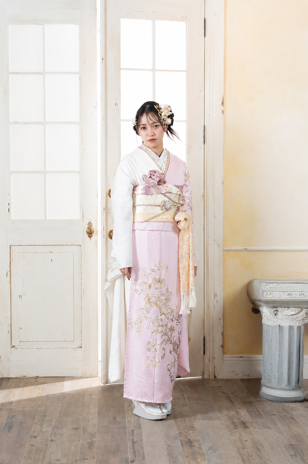 白とピンクの淡い色合いに花柄が入った振袖コーデ