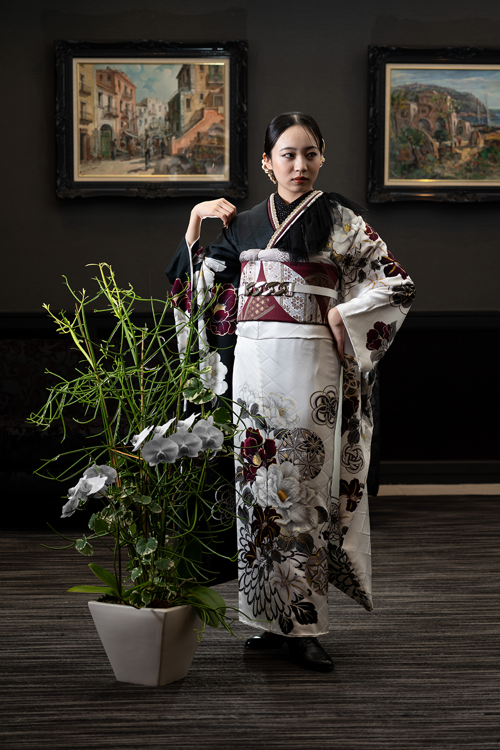 牡丹の文様が入ったシックな振袖コーデ