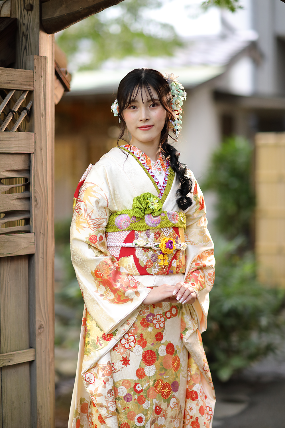 花模様が華やかな振袖の成人式コーデ