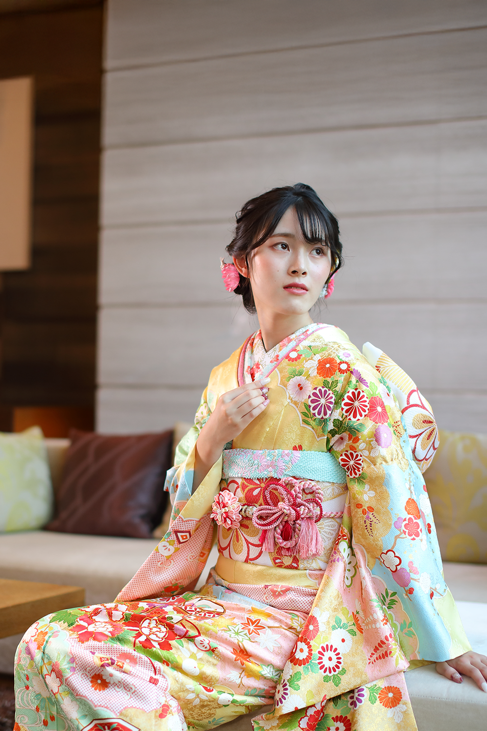 黄色の花柄振袖を着た成人式コーデ