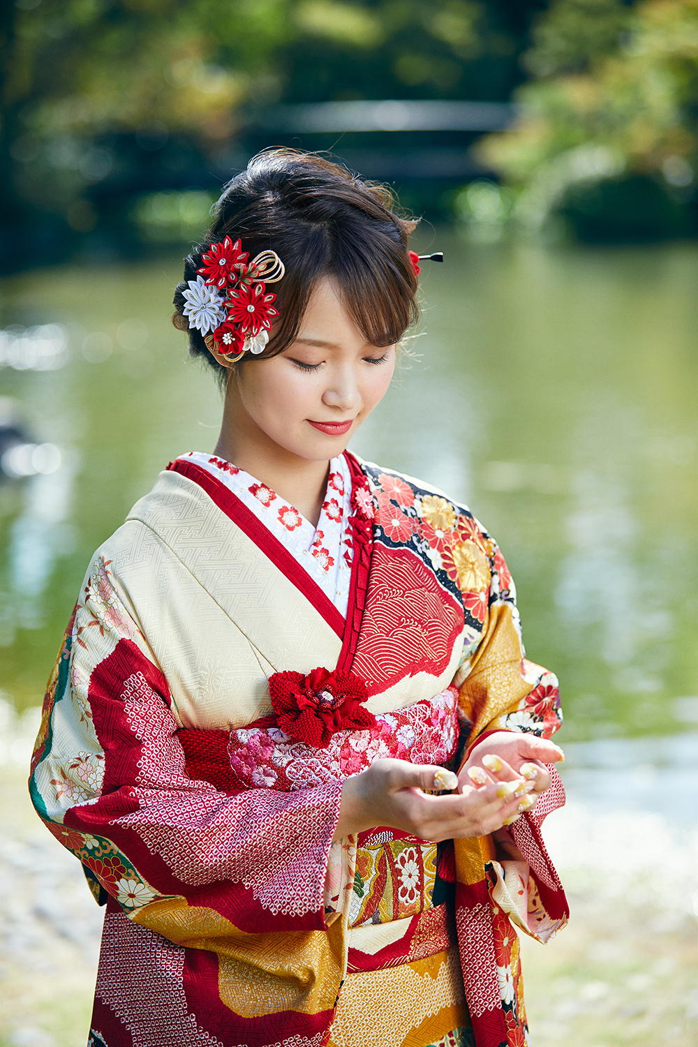 花模様が華やかな古典柄の振袖