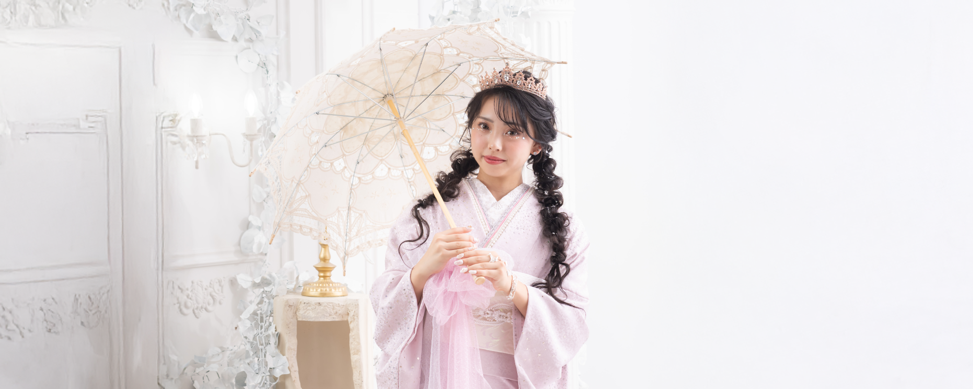 日傘を持ったピンクの振袖姿の女性